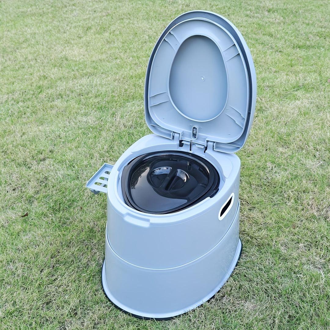 Toilette d'urgence portable grise en PVC, essentielle pour la survie et les activités de plein air.