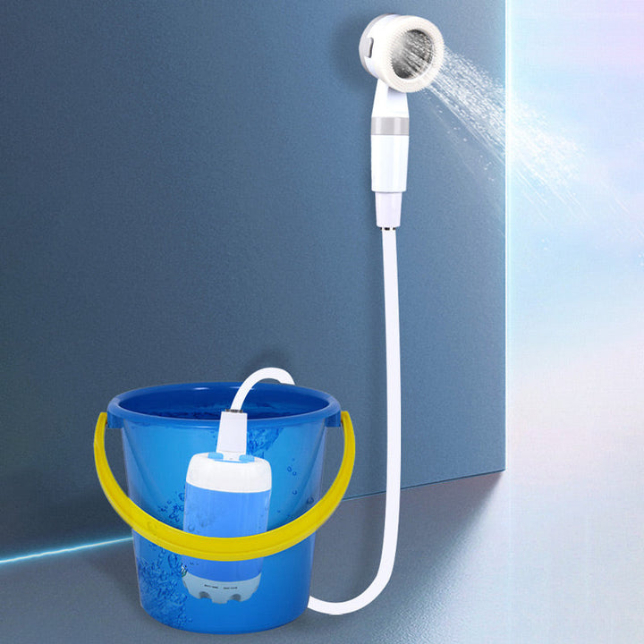Douche extérieure portable avec pompe électrique, facile à assembler pour vos excursions.