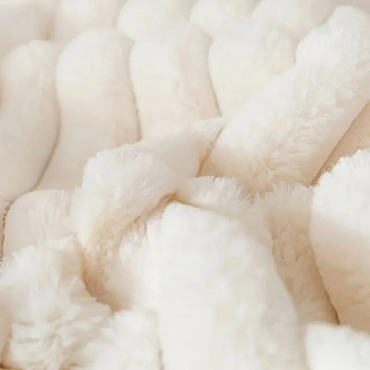 Taie d'oreiller en peluche douce à motifs rayés, parfaite pour un confort luxueux dans votre literie.