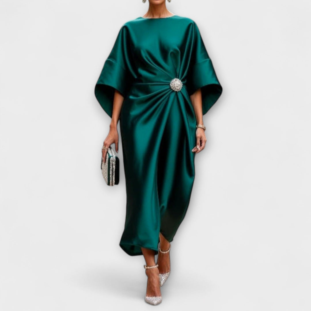 Robe maxi chic et fluide pour femme, style élégant et brillant. Parfaite pour soirée, bal ou tenue de cérémonie.