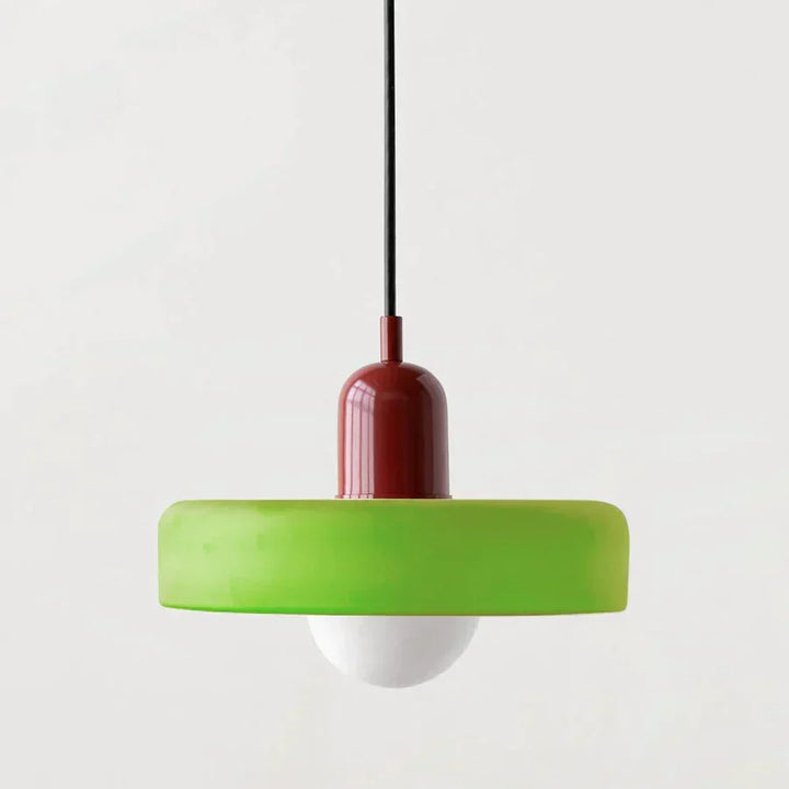 Suspension plafond scandinave, verre clair, éclairage doux.