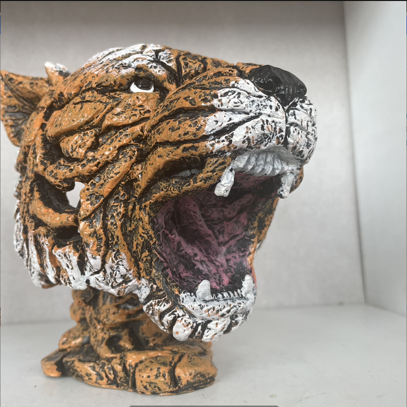 Statue de lion réaliste en résine, objet décoratif majestueux pour la décoration intérieure du salon ou bureau.