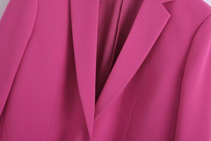 Ensemble blazer pantalon rose, design moderne, look professionnel chic pour femme.