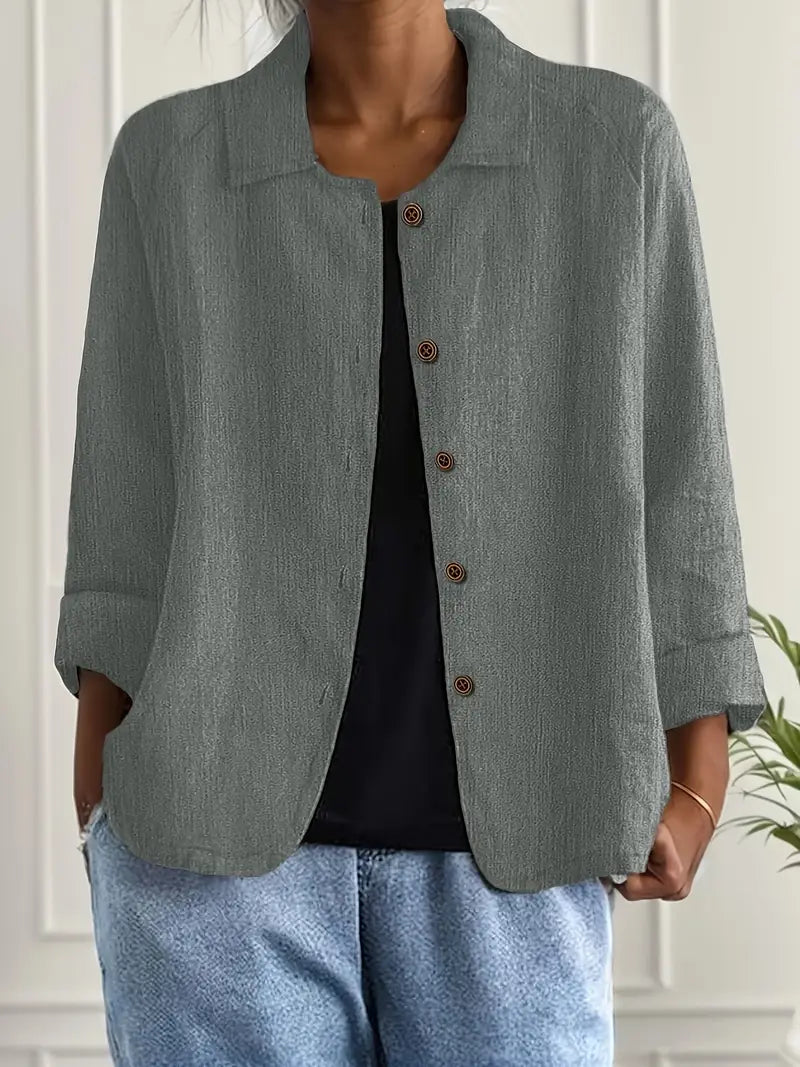 Femme portant le Haut Sofia, tenue décontractée chic, vêtement léger printemps/automne.
