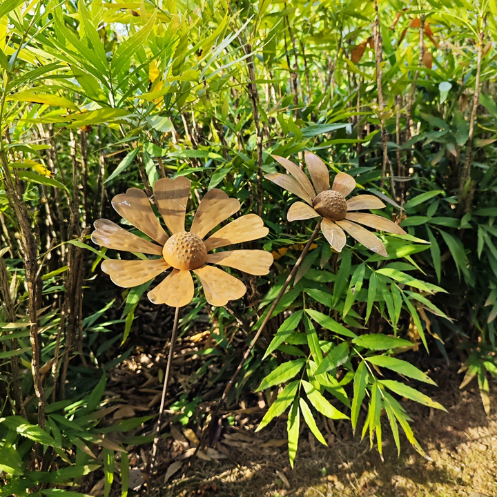 Fleur de camomille en métal, tuteur de jardin style rustique, parfait pour tout aménagement paysager.