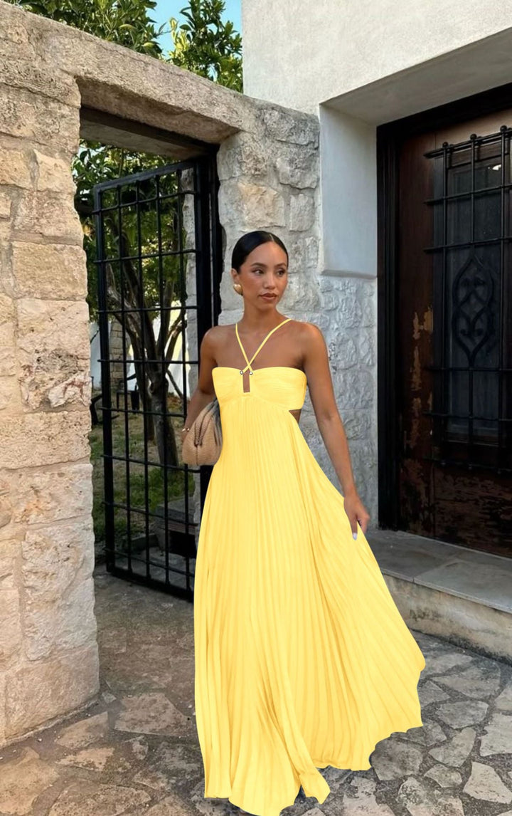 Robe de soirée plissée femme fluide, col halter, mode chic et sans manches.