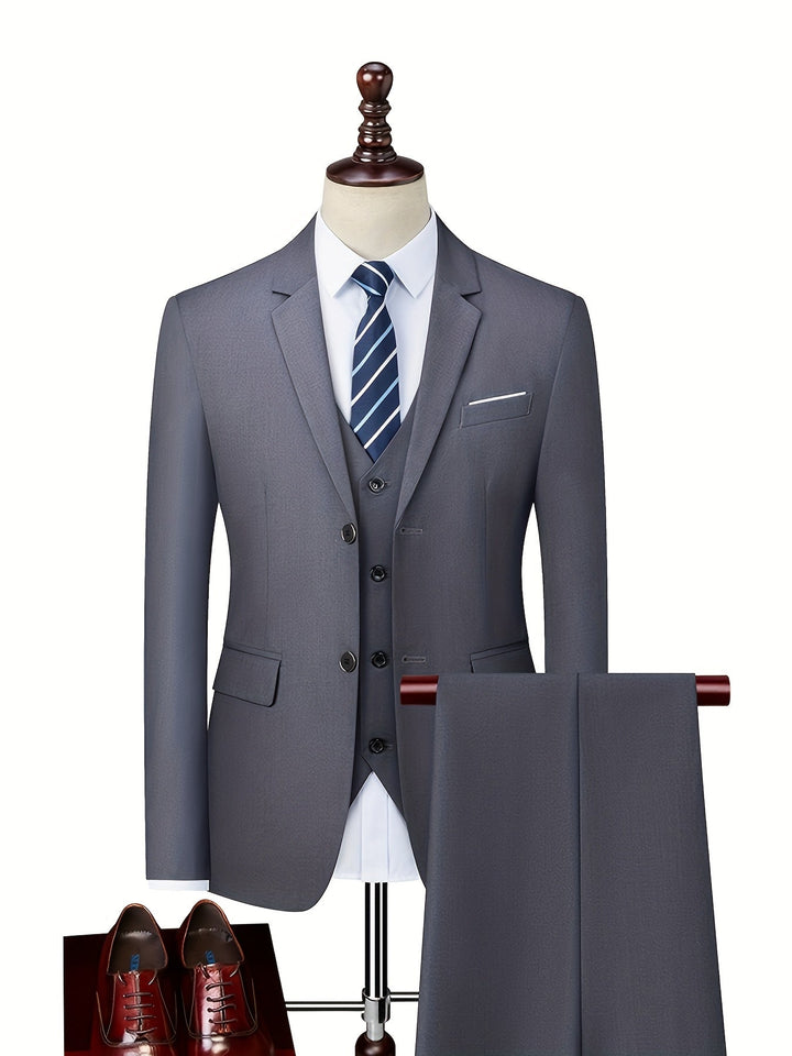 Costume deux pièces homme, bleu marine, coupe ajustée, mode masculine raffinée et chic.