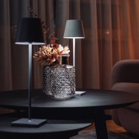Lampe de table LED design, sans fil, étanche, portable, crée une ambiance lumineuse unique.