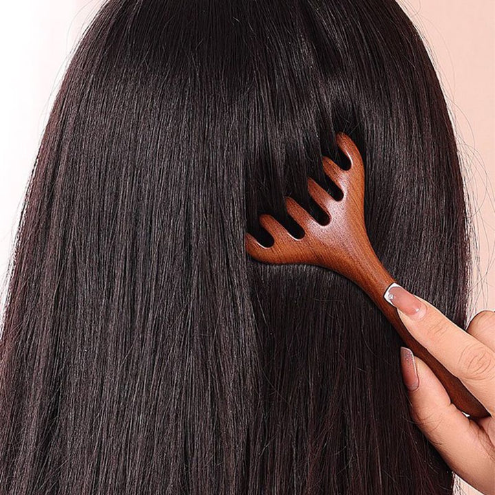 Massage crânien et corporel efficace avec ce peigne en polypropylène marron.