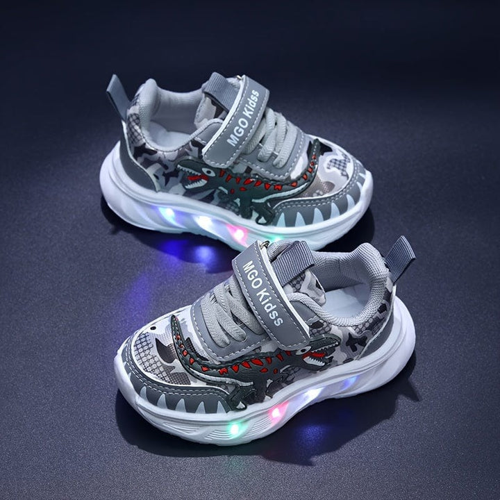Vue de face des chaussures enfants dinosaures LED. Baskets de sport garçon avec scratchs ajustables, très ludique.