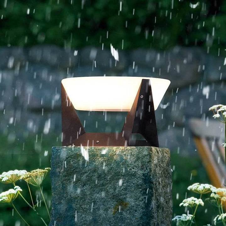 Balise solaire LED pour allée de jardin, étanche, offre un éclairage doux et efficace la nuit.