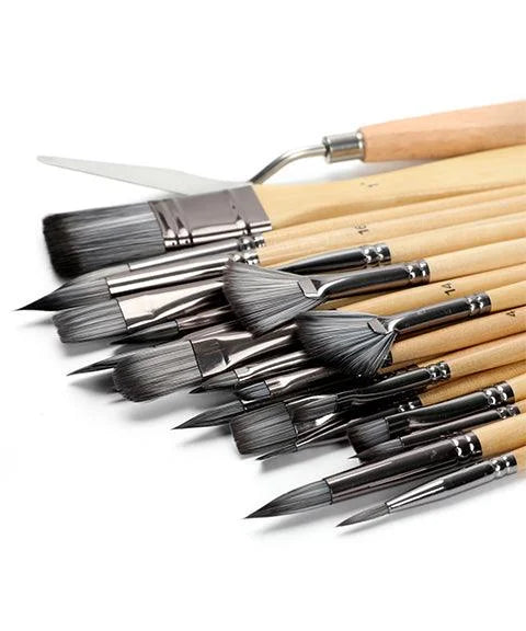 Gros plan sur les 24 pinceaux de peinture professionnels avec spatule pour artistes. Idéal acrylique, gouache.