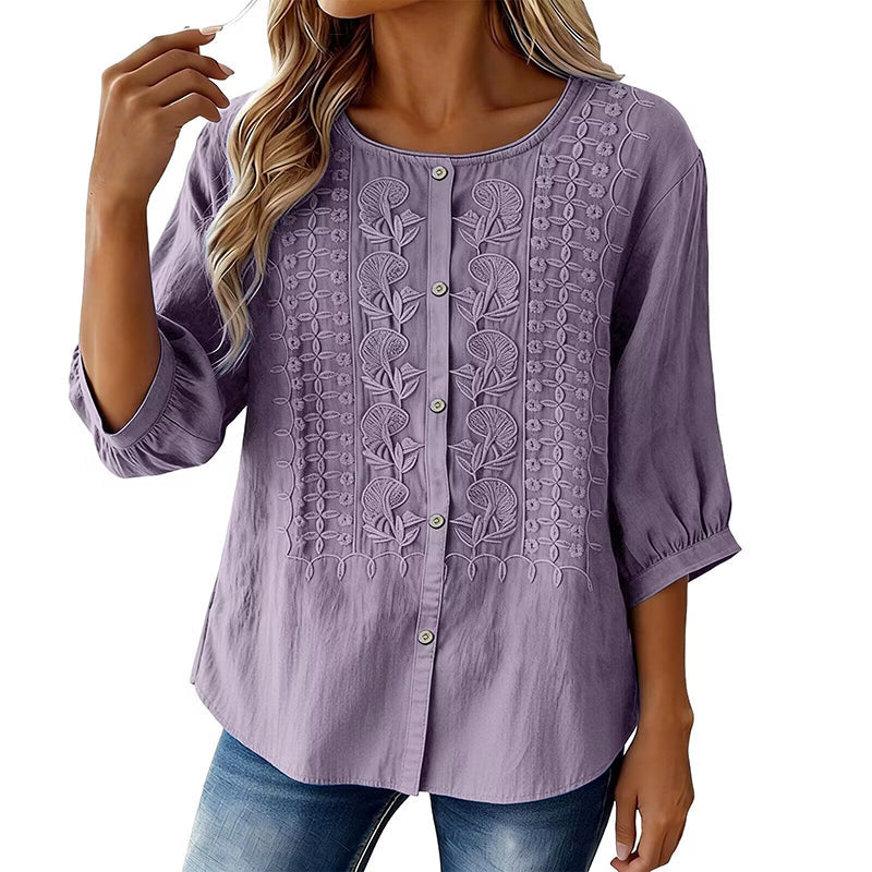 Blouse fluide femme avec broderie florale délicate, manches 3/4. Confortable et élégante.