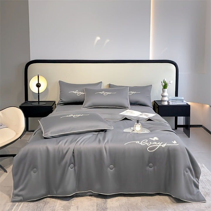 Décoration chambre: Couette d'été blanche, légère, respirante, effet soie pour une literie chic.