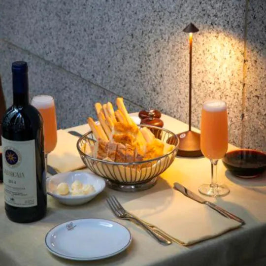 Lampe de table LED design. Rechargeable USB, idéale pour chevet ou bureau.