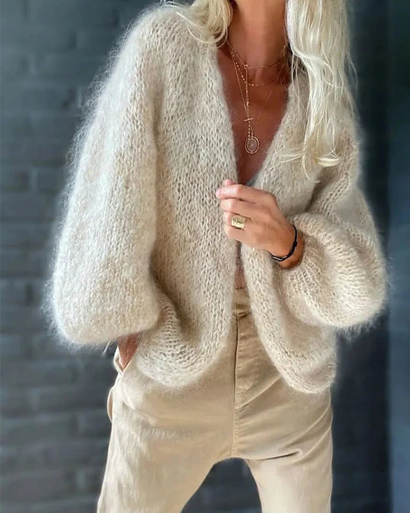 Gilet cardigan femme doux, couleur unie, pour un style élégant et un confort intemporel en hiver. Idéal pour superposition.