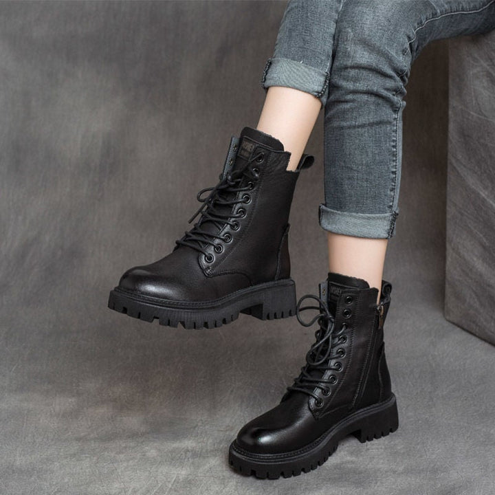 Bottines structurées élégantes pour femmes, idéales hiver. Confort et stabilité pour la marche quotidienne.