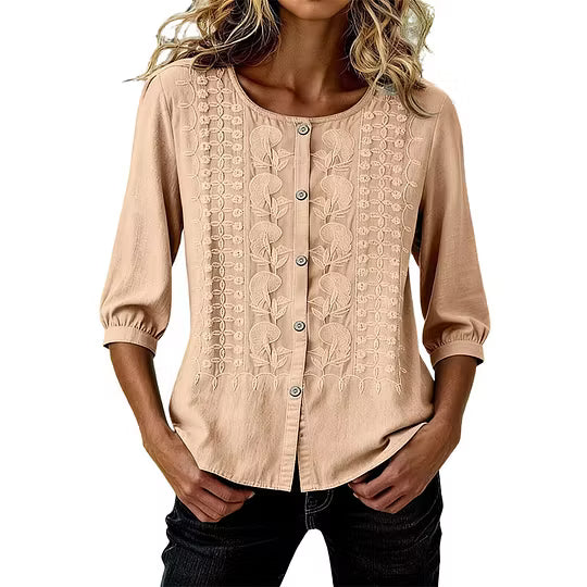 Blouse femme à broderie florale, manches 3/4. Tissu léger, style fluide, parfaite pour le confort.