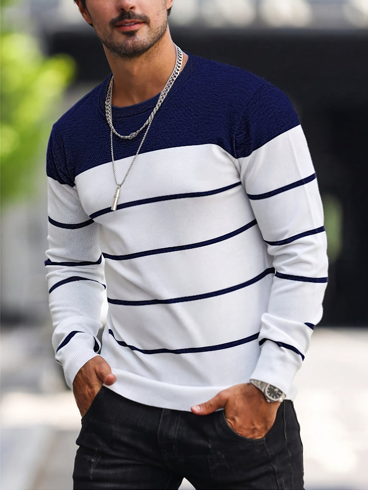 Homme portant un pull rayé élégant, style casual chic. Confort moderne pour la mode masculine de tous les jours.