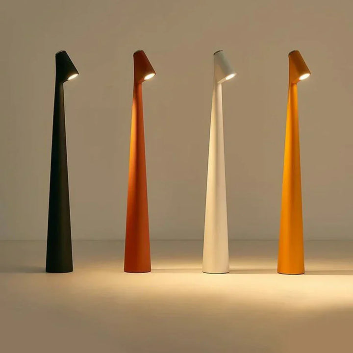 Lampe de table LED sans fil, rechargeable, design moderne pour ambiance intérieure chic et portable.