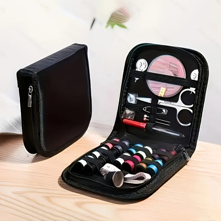 Trousse de couture de voyage compacte avec aiguilles, fils, ciseaux et accessoires pour urgences textiles.