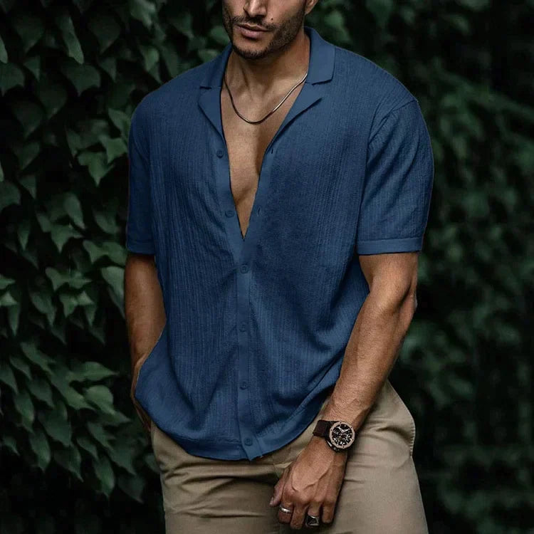 Chemise homme à motifs tropicaux, parfaite pour les vacances estivales.