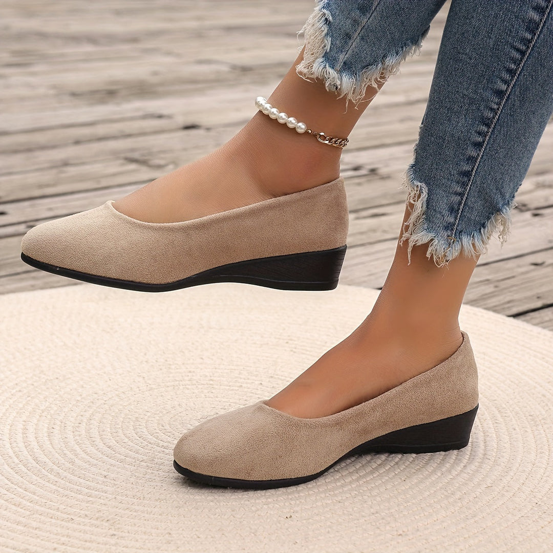 Ballerines femme élégantes, dessus souple et talon compensé, parfaites pour le bureau ou week-end mode.