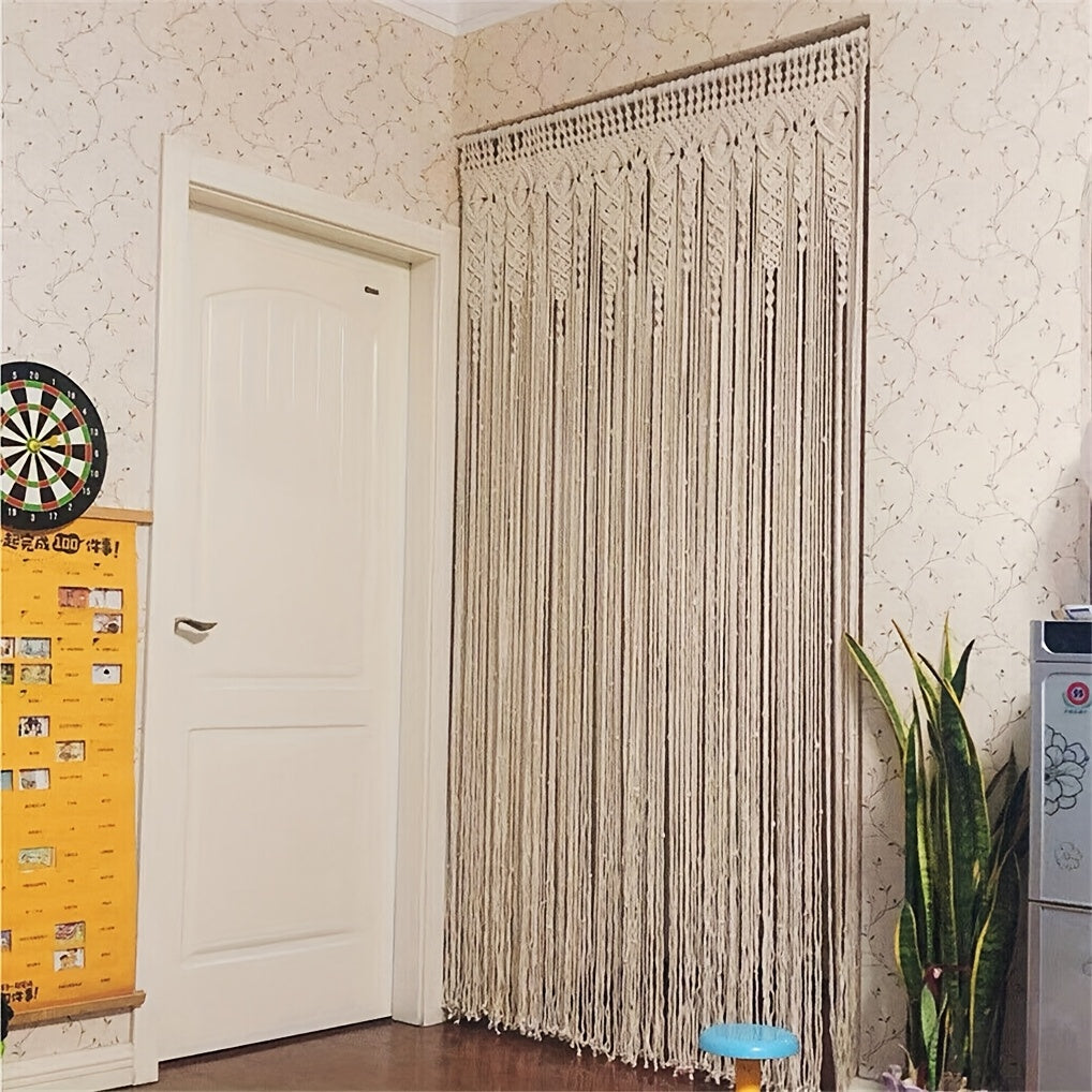 Rideau macramé bohème chic pour séparation de pièce ou fenêtre, décoration intérieure apaisante.