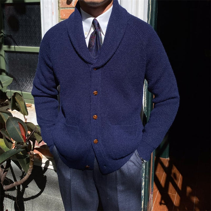 Cardigan homme tricoté élégant. Boutonné, idéal pour l'automne, apporte confort et style décontracté.