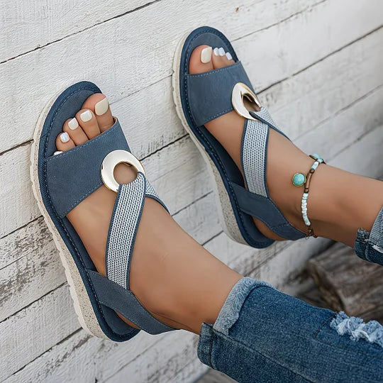 Photo rapprochée de sandales peep-toe femme, montrant la texture et la boucle ajustable. Élégance estivale.