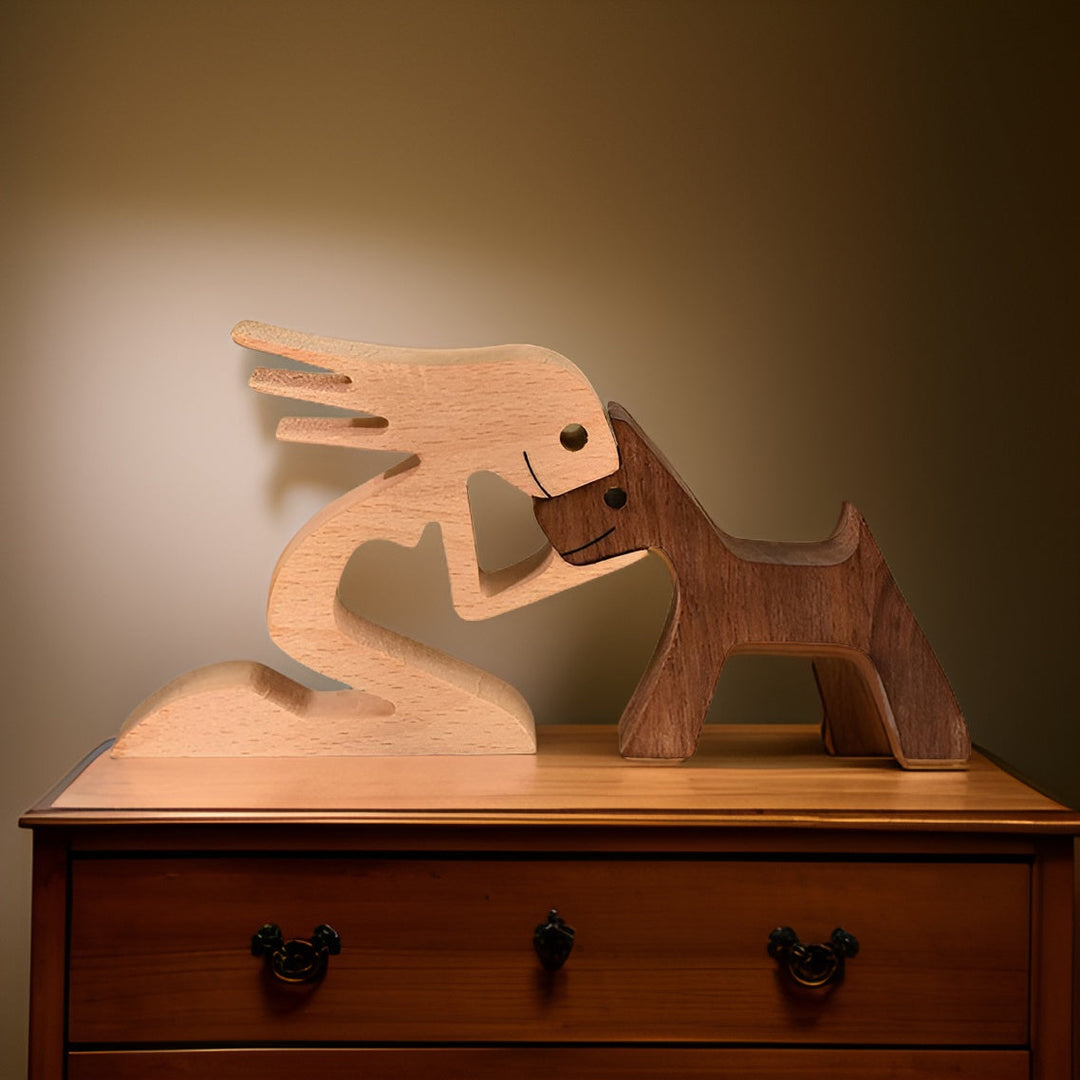 Belle figurine familiale en bois, homme, femme et chien. Symbole d'unité et d'amour, idéale comme cadeau déco.