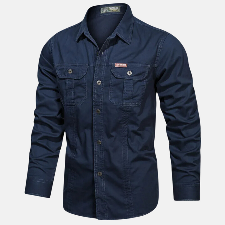 Homme portant une chemise cargo élégante, coupe confortable et polyvalente. Tenue décontractée tendance, grande taille.