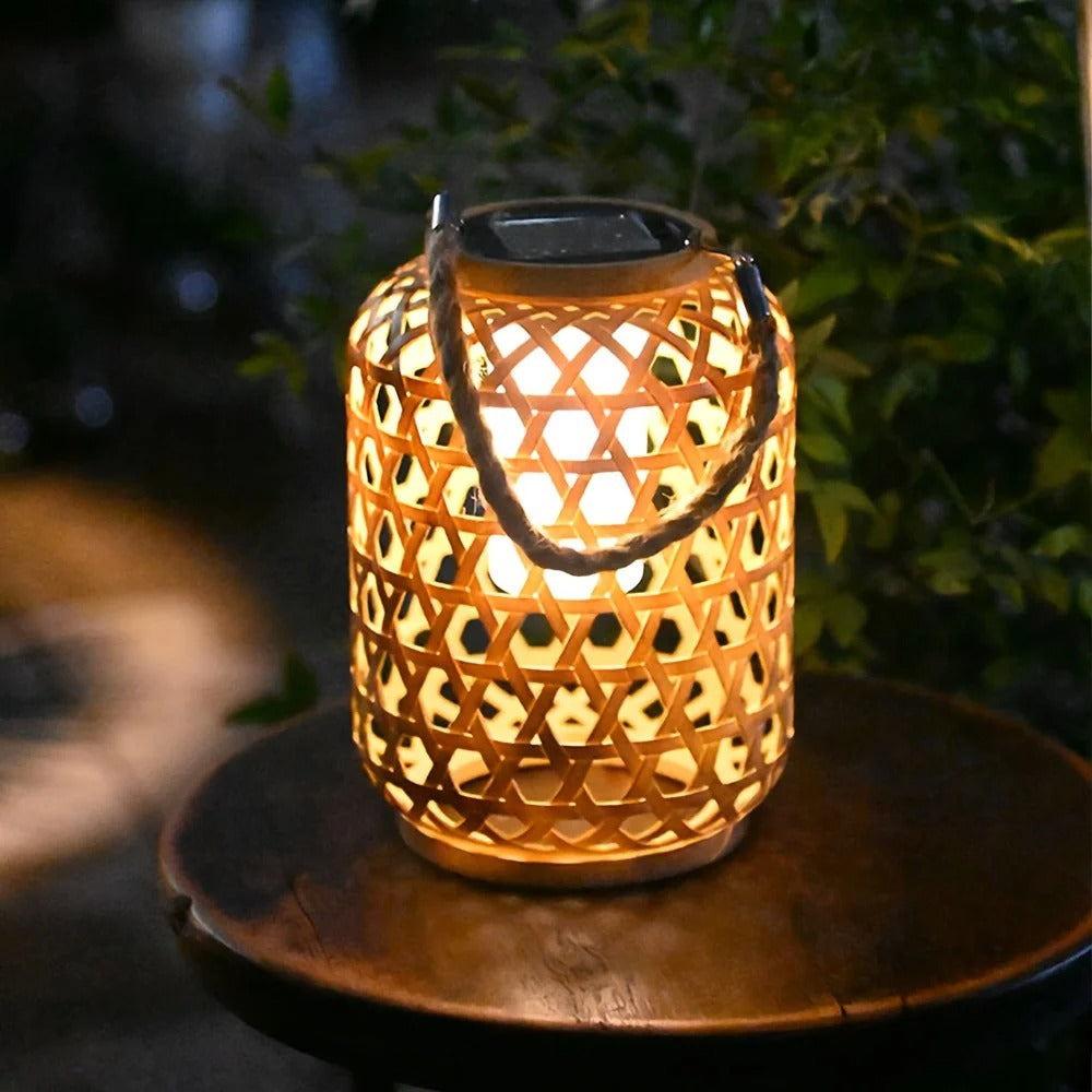 Lampe solaire de jardin en bambou tressé, idéale pour éclairer terrasse et allées avec une lumière douce.