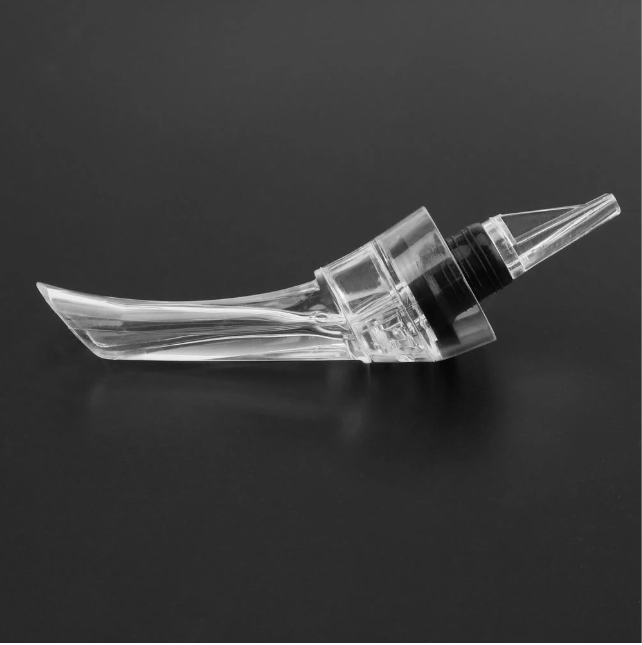 Aérateur de vin compact en acrylique, facile à utiliser pour une dégustation rapide et efficace.