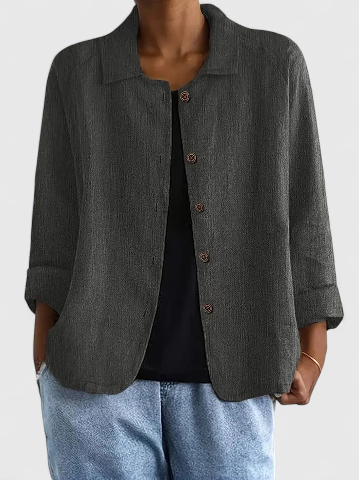 Silhouette avec le haut Ashleigh, montrant son style polyvalent pour femme, confort et élégance.