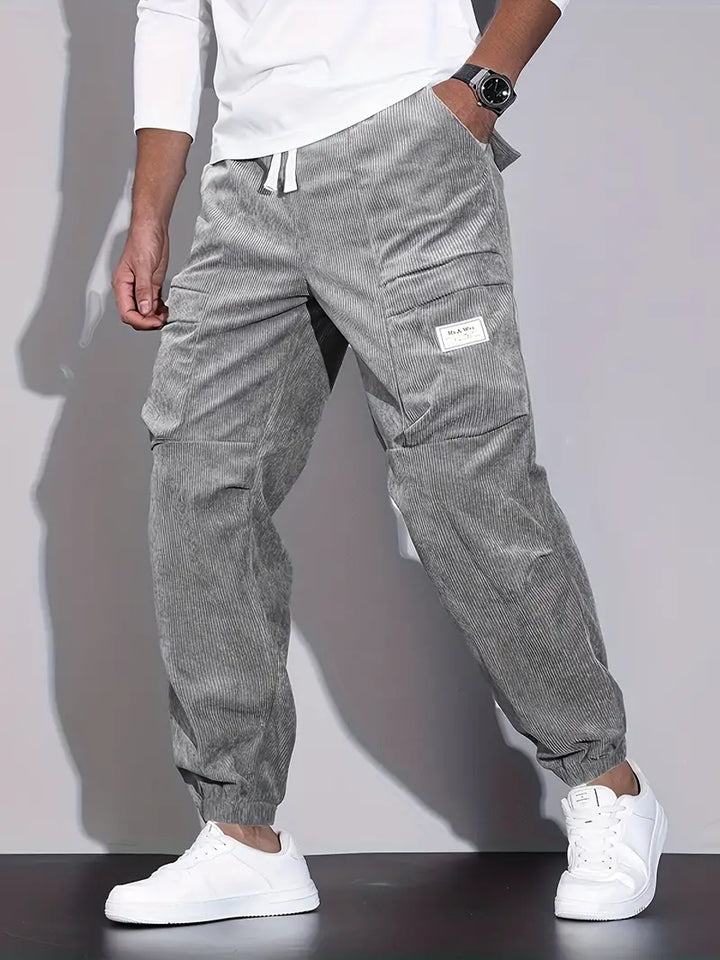 Pantalon cargo homme, coupe ajustée, multiples poches. Confort et style décontracté pour la ville.