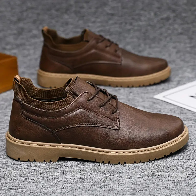 Chaussures hommes marron à lacets, pour un style masculin élégant. Idéales pour le confort décontracté quotidien.