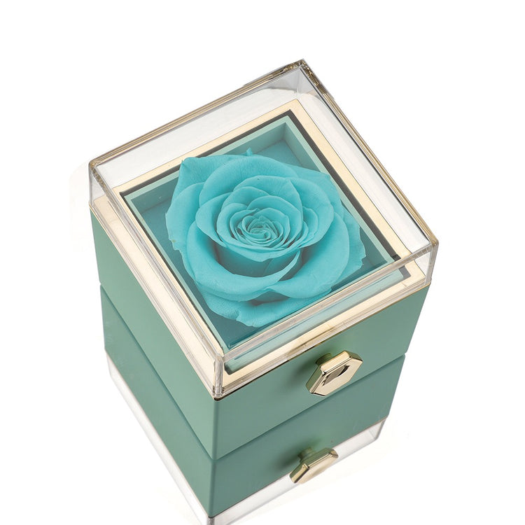 Détail de la gravure personnalisée sur la boîte cadeau d'une rose éternelle rouge, geste d'amour.