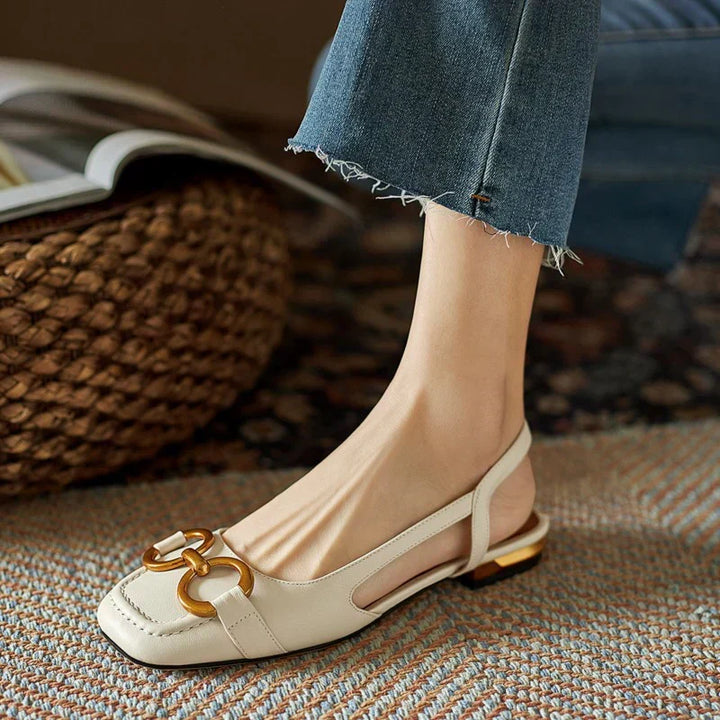 Modèle portant les sandales élégantes Cecilia, offrant confort et style pour le quotidien et les promenades d'été.