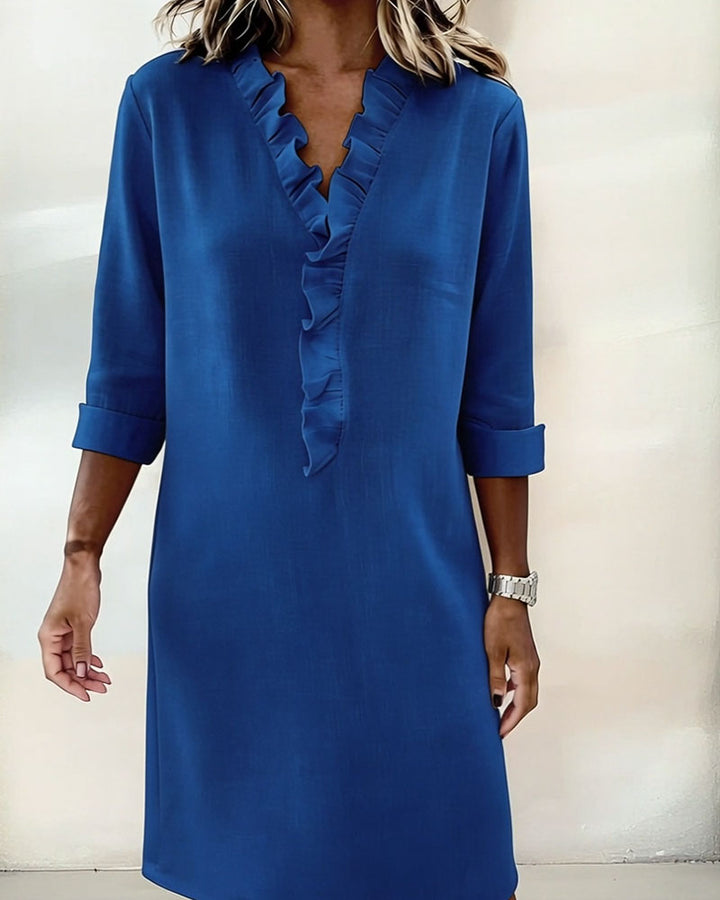 Robe femme polyvalente, col V, volants, coupe droite, pour un confort chic.