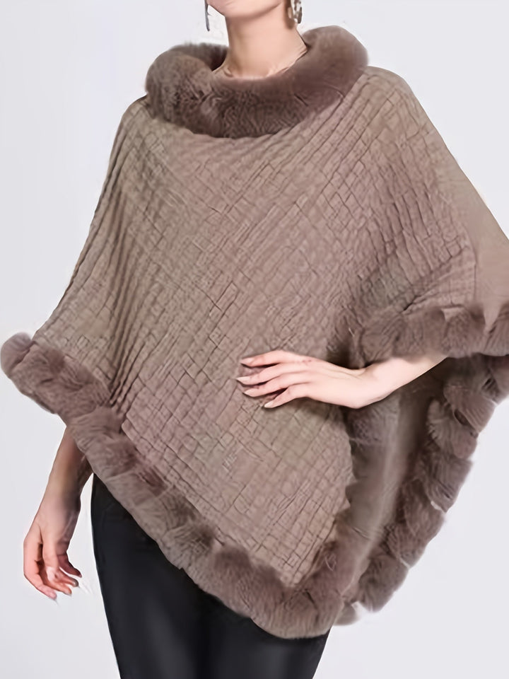 Cape pull femme col roulé avec somptueuse fausse fourrure, chic et chaud pour la mode hivernale.