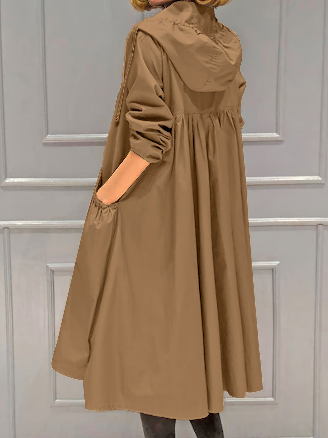 Manteau femme à capuche, longueur élégante. Indispensable pour l'automne et l'hiver. Poches fonctionnelles.