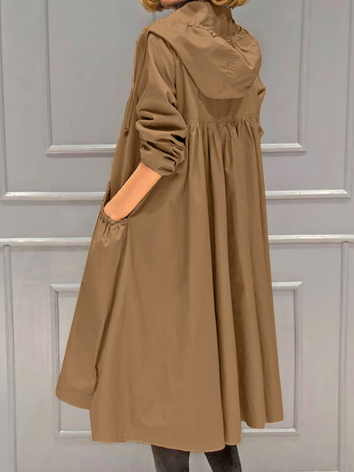 Manteau femme à capuche, longueur élégante. Indispensable pour l'automne et l'hiver. Poches fonctionnelles.