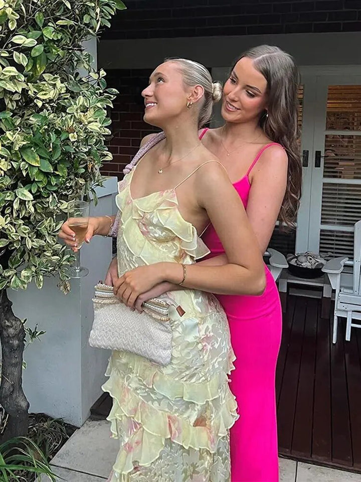 Magnifique robe d'été fluide colorée pour femme, style bohème avec volants, parfaite pour les vacances ensoleillées.