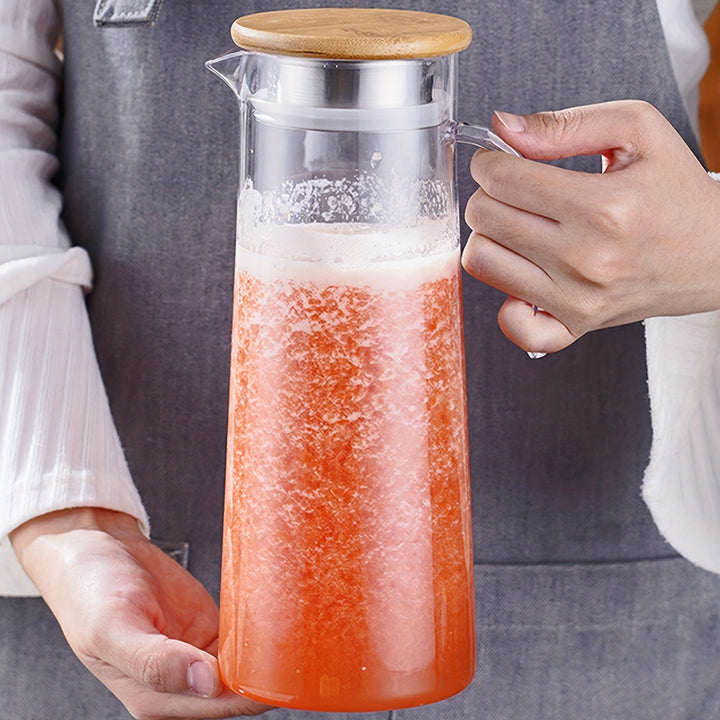 Carafe AquaElegance polyvalente, sans BPA et avec couvercle, pour une hydratation saine et stylée.