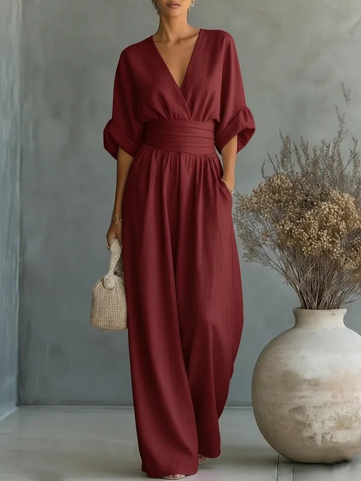 Élégante combinaison femme fluide, décolleté V, jambes larges. Tenue chic idéale pour les soirées d'été.