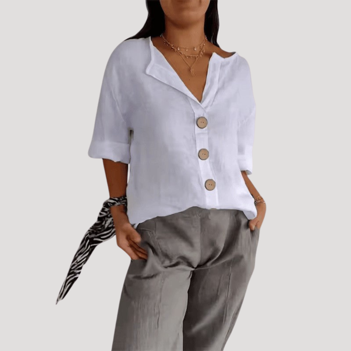 Blouse femme chic et décontractée à col V et boutons, idéale pour un look versatile de jour comme de soirée.