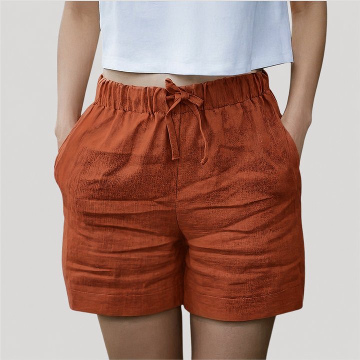 Short femme confortable noir, taille ajustable, idéal pour un été décontracté et stylé. Parfait au quotidien.