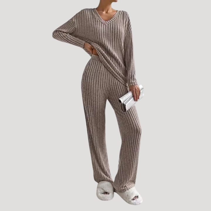 Ensemble confortable femme en maille tricotée, avec haut col V et pantalon large élégant.