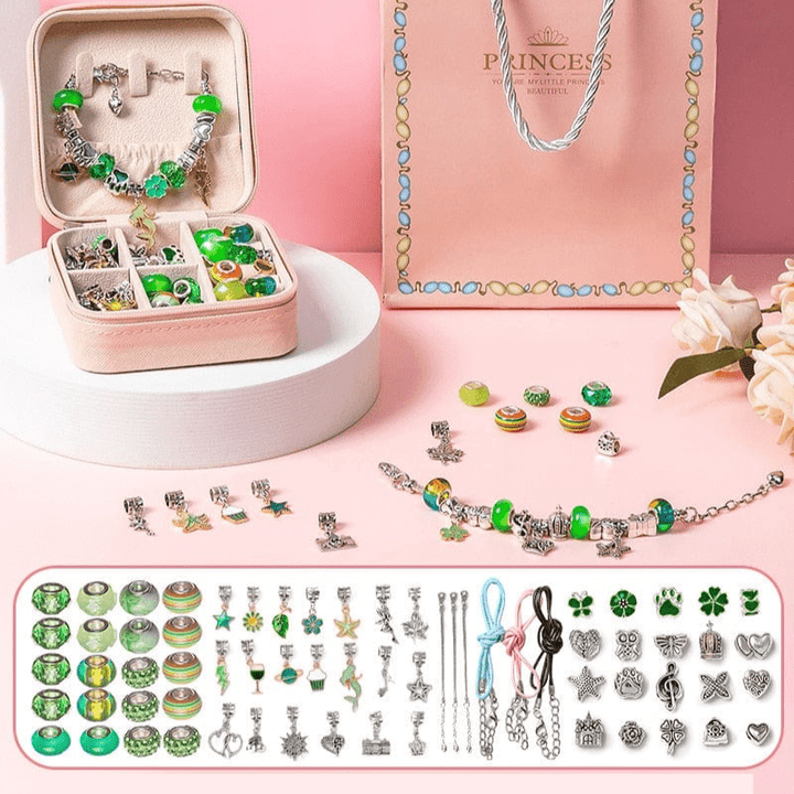 Assortiment de perles et breloques vibrantes du kit de création de bracelets pour développer la créativité enfant.